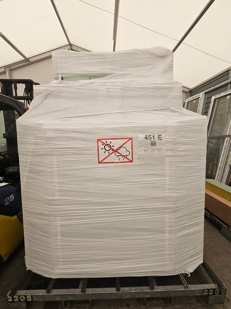 Stojak transportowy. Prawidłowo zabezpieczone okna do transportu.